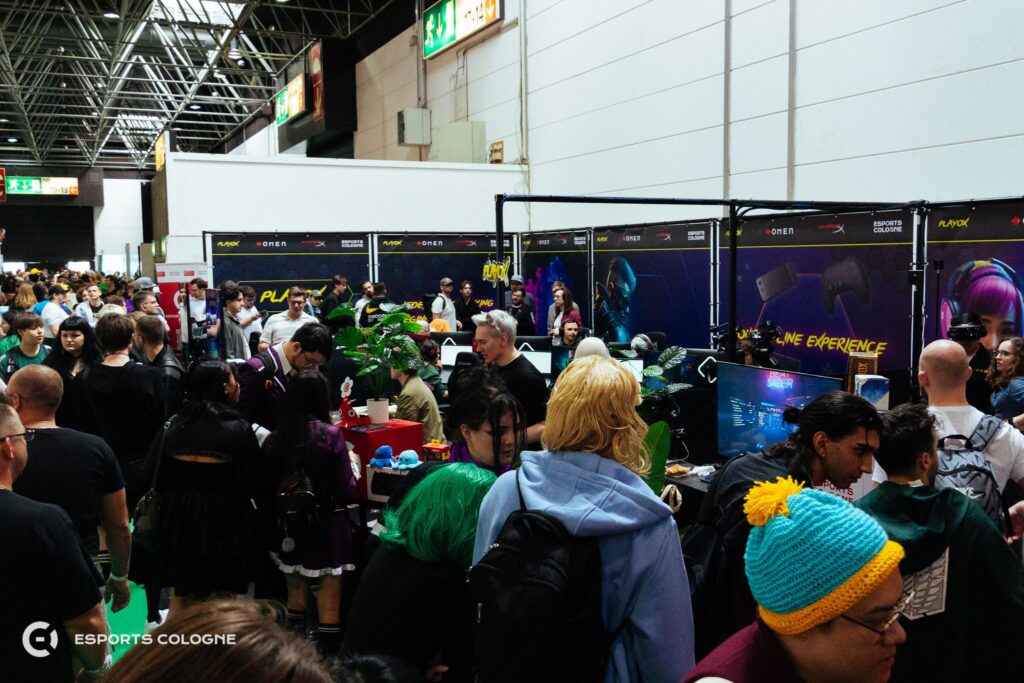 Ein Bild eines Messestandes auf der Dokomi 2025. Am Stand stehen zahllose Leute und manche spielen an den dortigen PCs League of Legends