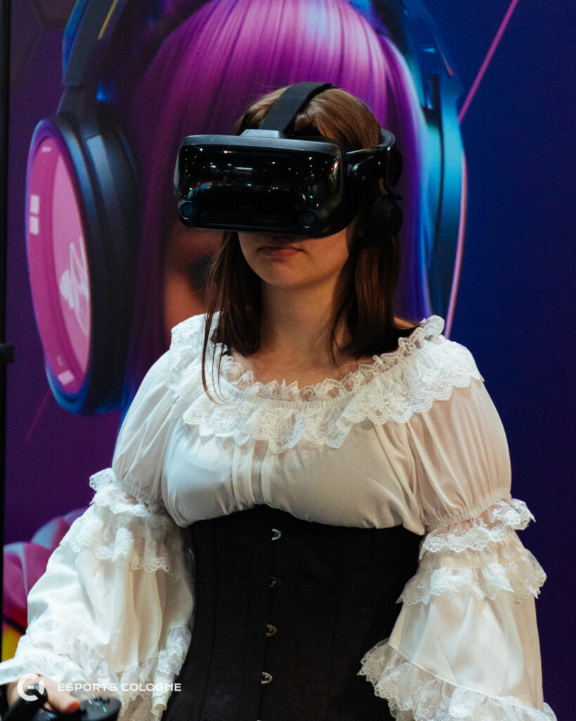 Ein Mädchen mit einer VR Brille