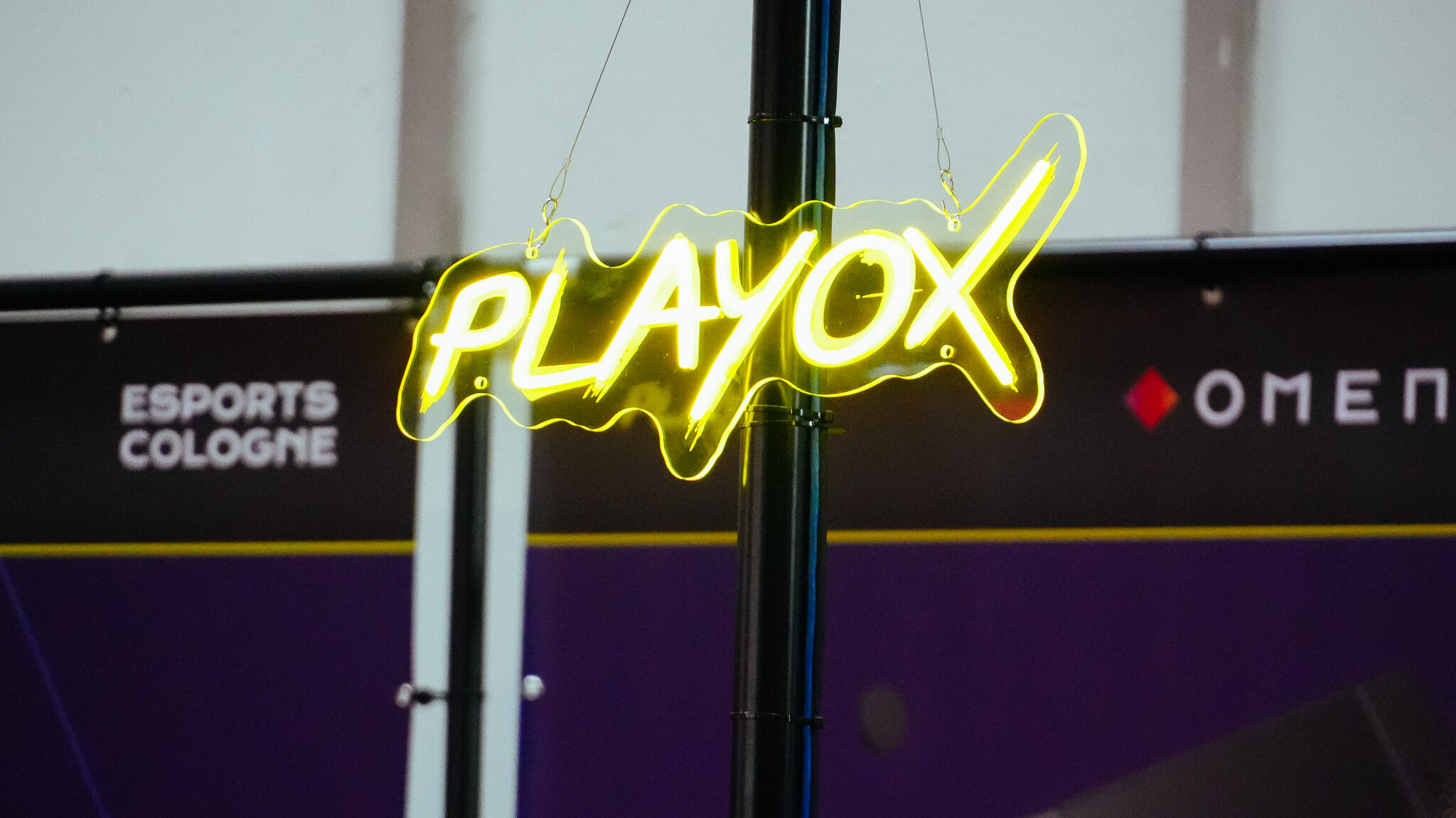Ein Neon-Schriftzug mit dem Wort Playox