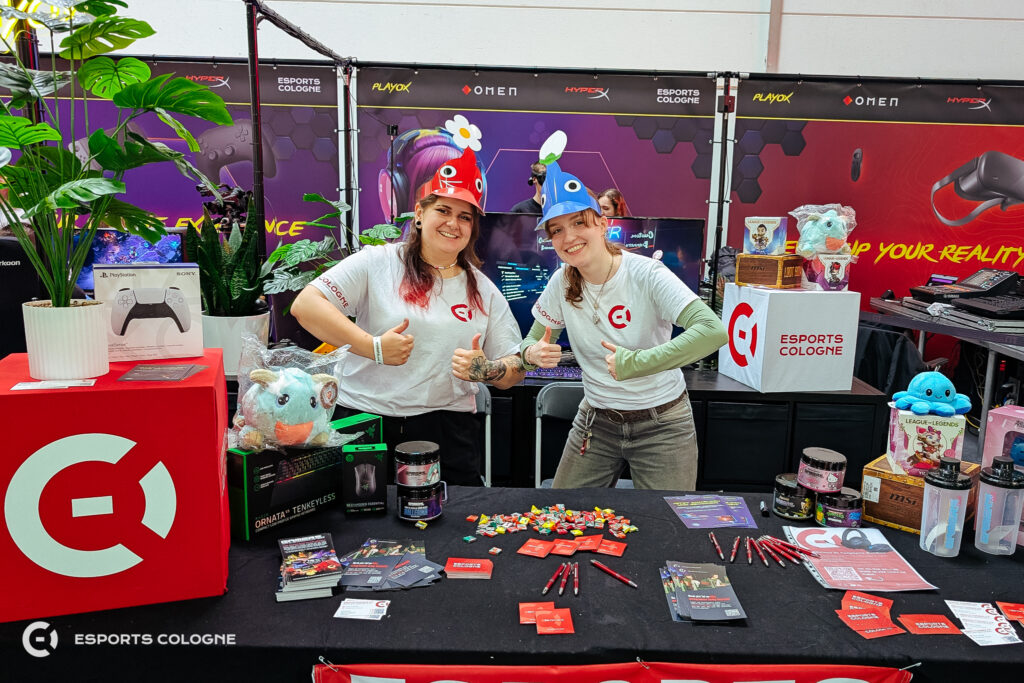 2 Helferinnen am Infos-Tisch des Standes der Dokomi 2025 von eSports Cologne